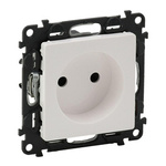 VALENA LIFE - Gniazdo 2P z przesłoną BIAŁE 16 A – 250 V~ Legrand 753116