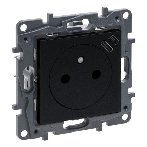Niloe Step - Gniazdo 2P+Z 16 A - 230 V~ + ładowarka USB typ C - 1500 mA - z przesłoną, zaciski automatyczne - Czarne Legrand 863538