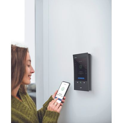 Panel wewnętrzny Classe 300EOS with Netatmo, Wi-Fi czarny z asystentem głosowym Alexa i pętlą indukcyjną Legrand 344884