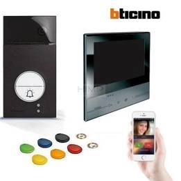Czarny Zestaw wideodomofonowy z WiFi CLASSE 300X SMART Bticino 363910B