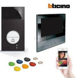 Czarny Zestaw wideodomofonowy z WiFi CLASSE 300X SMART Bticino 363910B